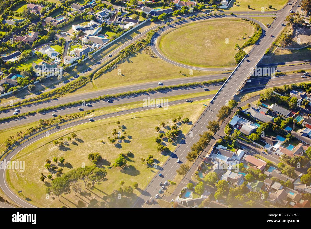 Arterie urbane. Vista aerea di un'autostrada che attraversa i sobborghi. Foto Stock