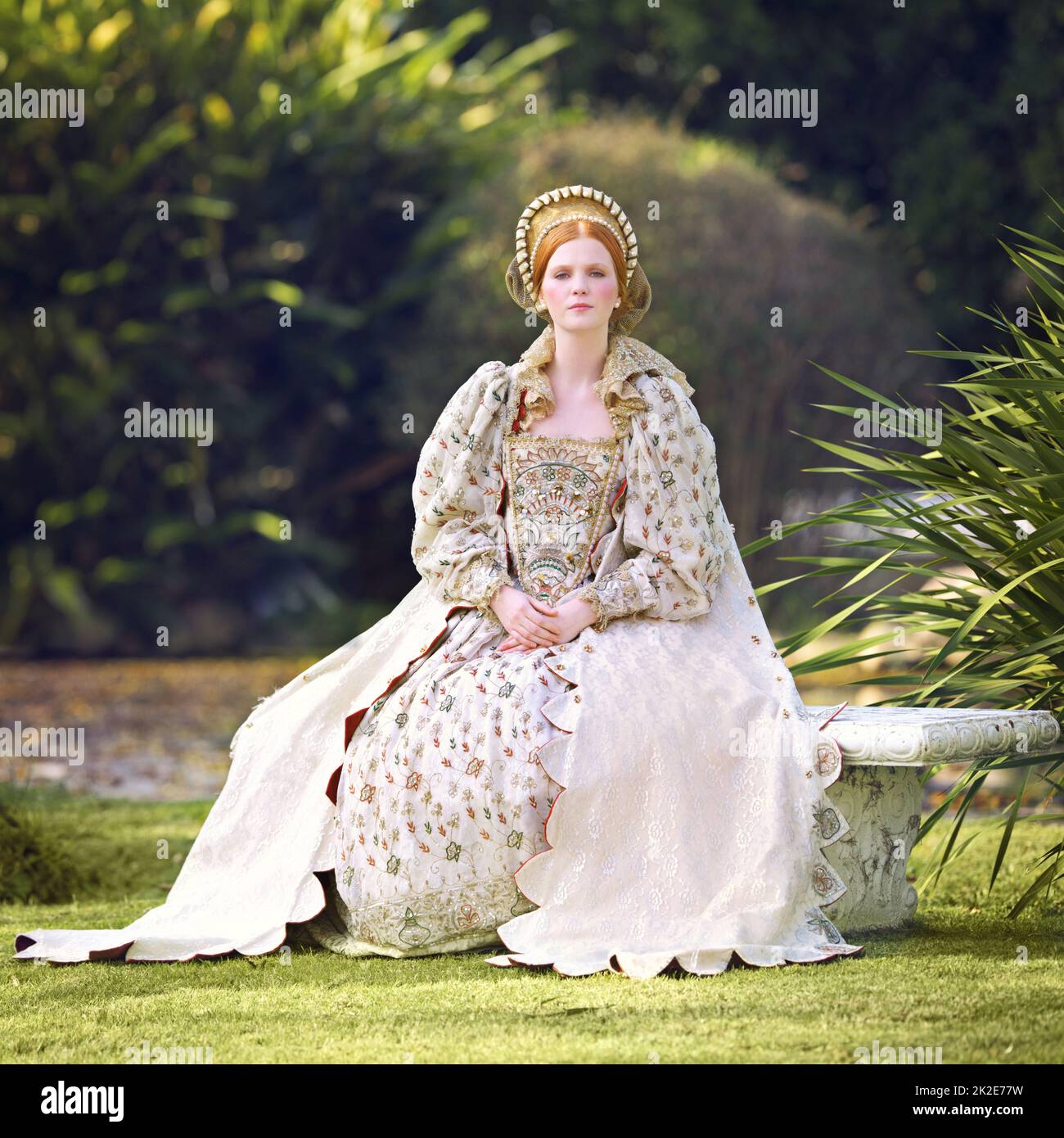 In attesa del suo re. Ritratto di una nobile donna seduta all'aperto sul palazzo. Foto Stock