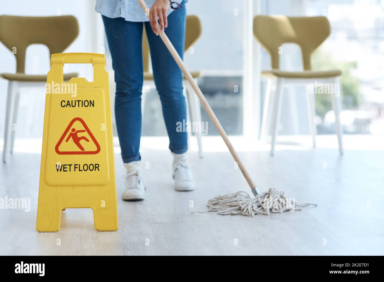 Mocio da pavimento. utensile per la pulizia della casa. mop con un panno in  microfibra pulisce il pavimento.