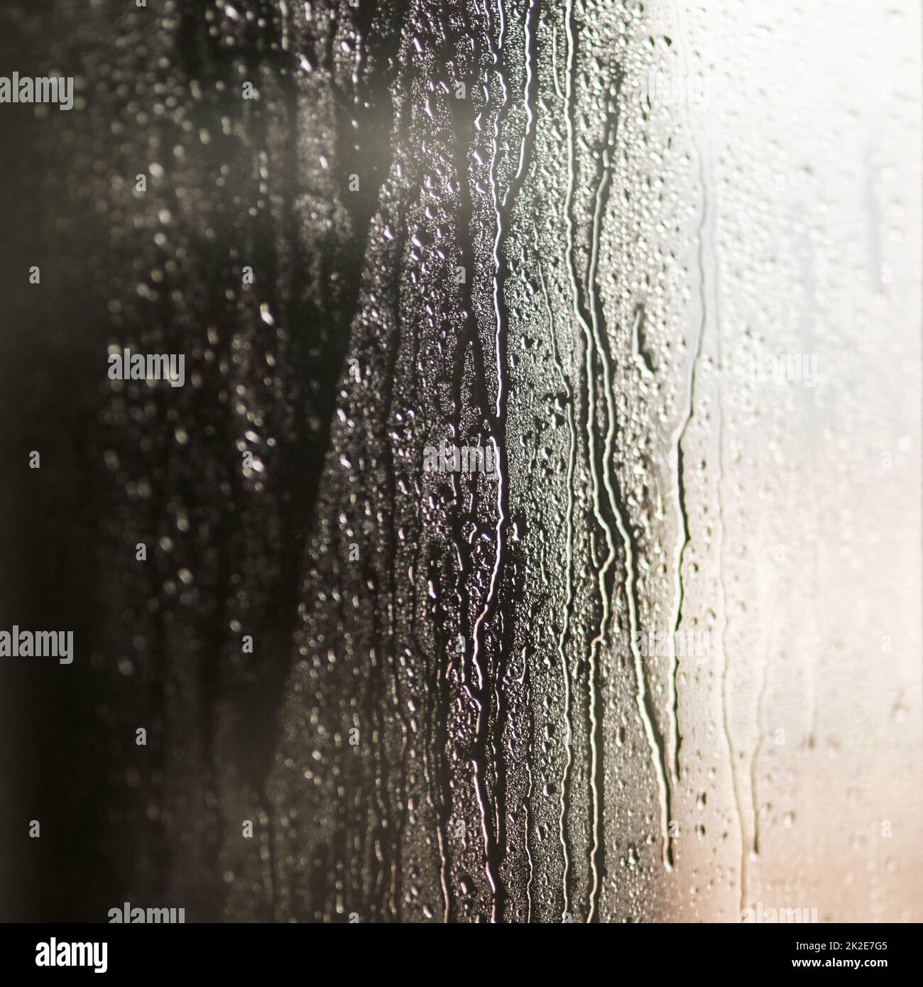 Rivuletti e pioggia. Getto di gocce d'acqua su una superficie liscia. Foto Stock