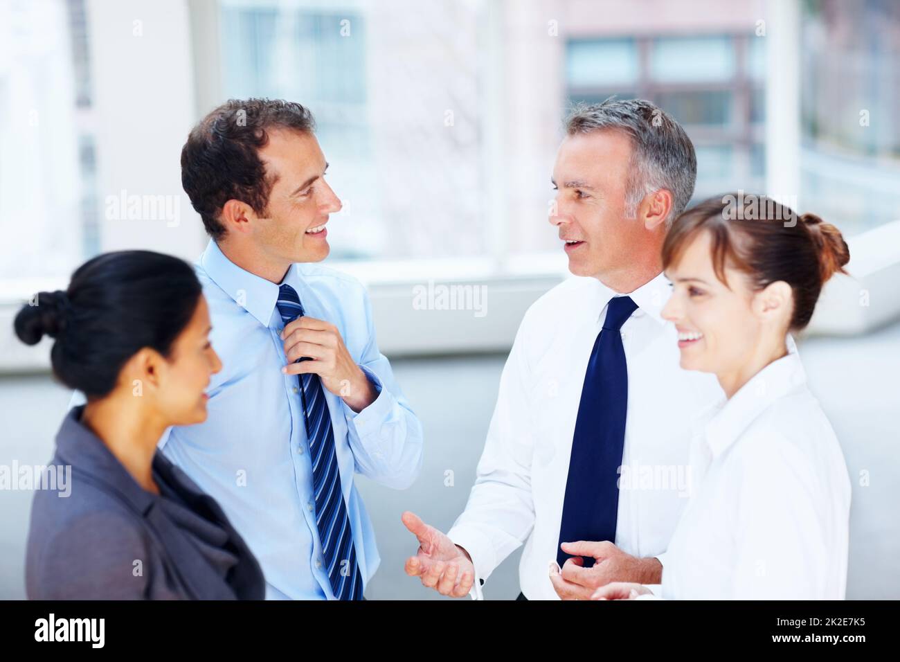 Persone aziendali di successo che discutono tra loro. Ritratto della gente di affari riuscita che discute con a vicenda. Foto Stock