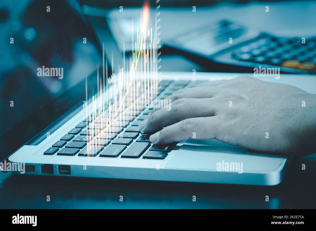 Uomo d'affari digitando computer portatile e mostrando grafico e char virtuale ologramma di statistiche. Borsa mercato trading trading grafico analisi investimento. Crescita aziendale, pianificazione e concetto strategico. Foto Stock