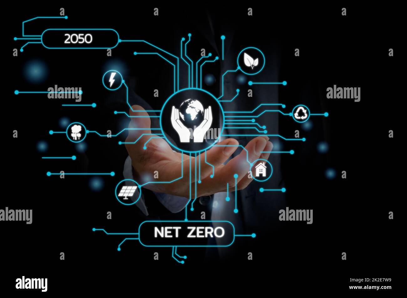 Businessman toccare netto zero salvare il mondo ecologico e ridurre l'inquinamento schermo virtuale. Virtual Screen Business Technology concetto. Foto Stock