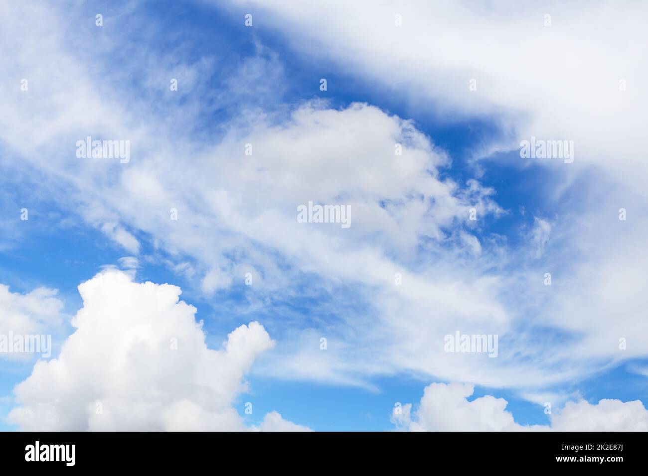 Estate blu cielo gradiente nuvola chiaro sfondo bianco. La bellezza è chiara nuvolosa nel sole calmo. Posto per l'iscrizione. Foto Stock