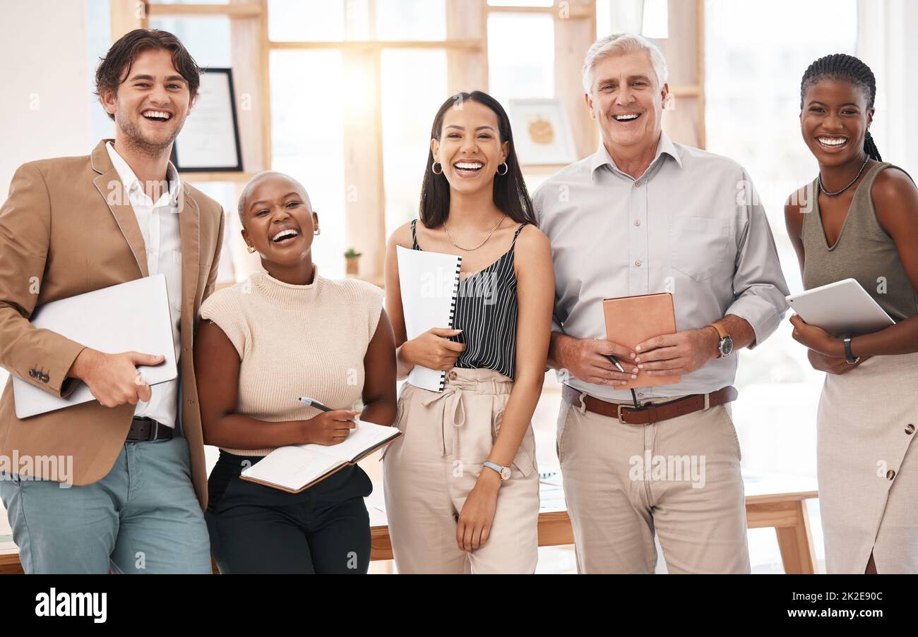Team di marketing digitale professionale, sorridere insieme e celebrare il successo aziendale. La vendita per un'azienda moderna e in linea richiede la progettazione Foto Stock