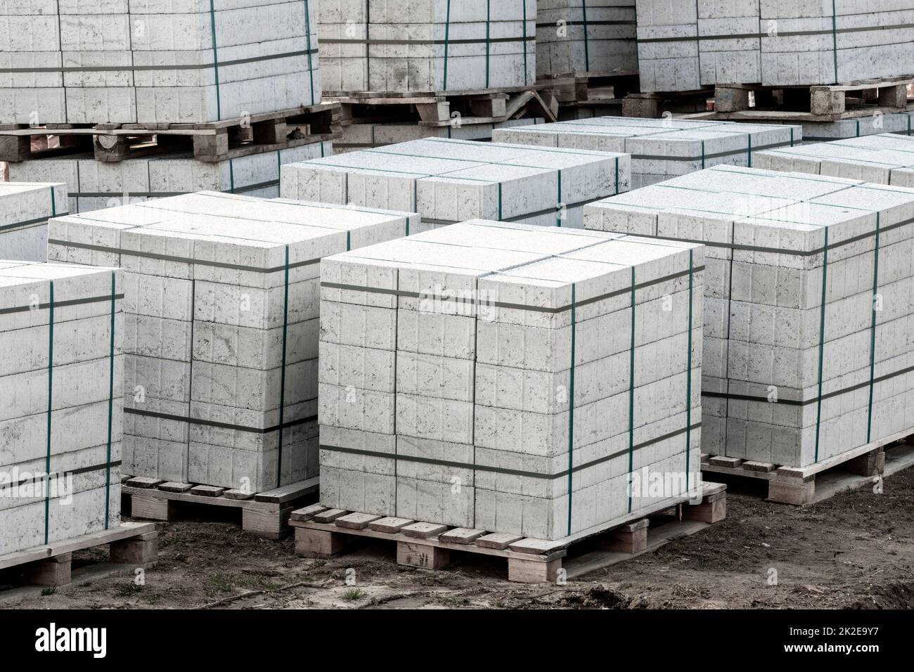 Piastrelle di pavimentazione in cemento impilate sui pallet in legno Foto Stock