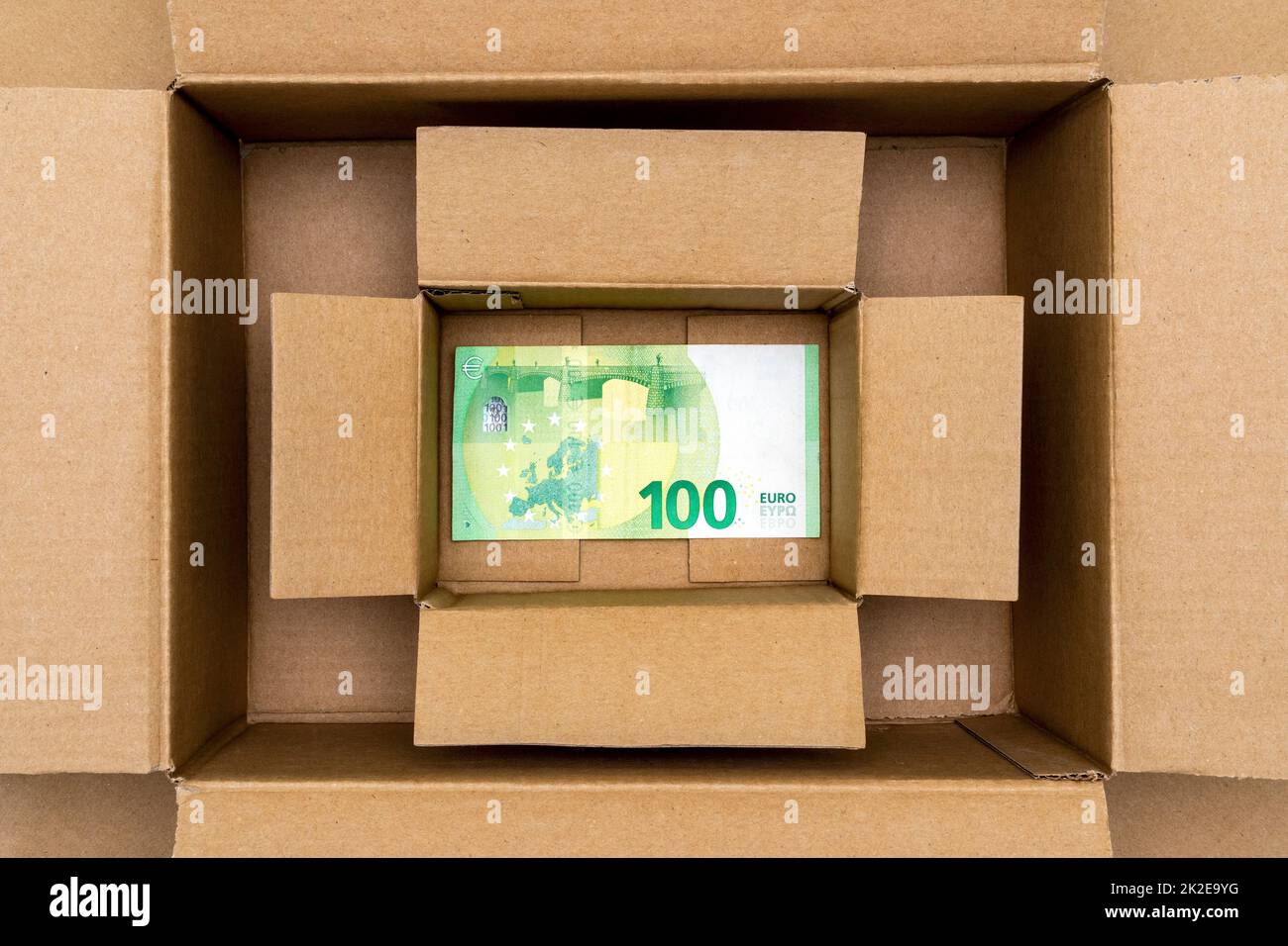 Una banconota da cento euro in scatola aperta Foto Stock