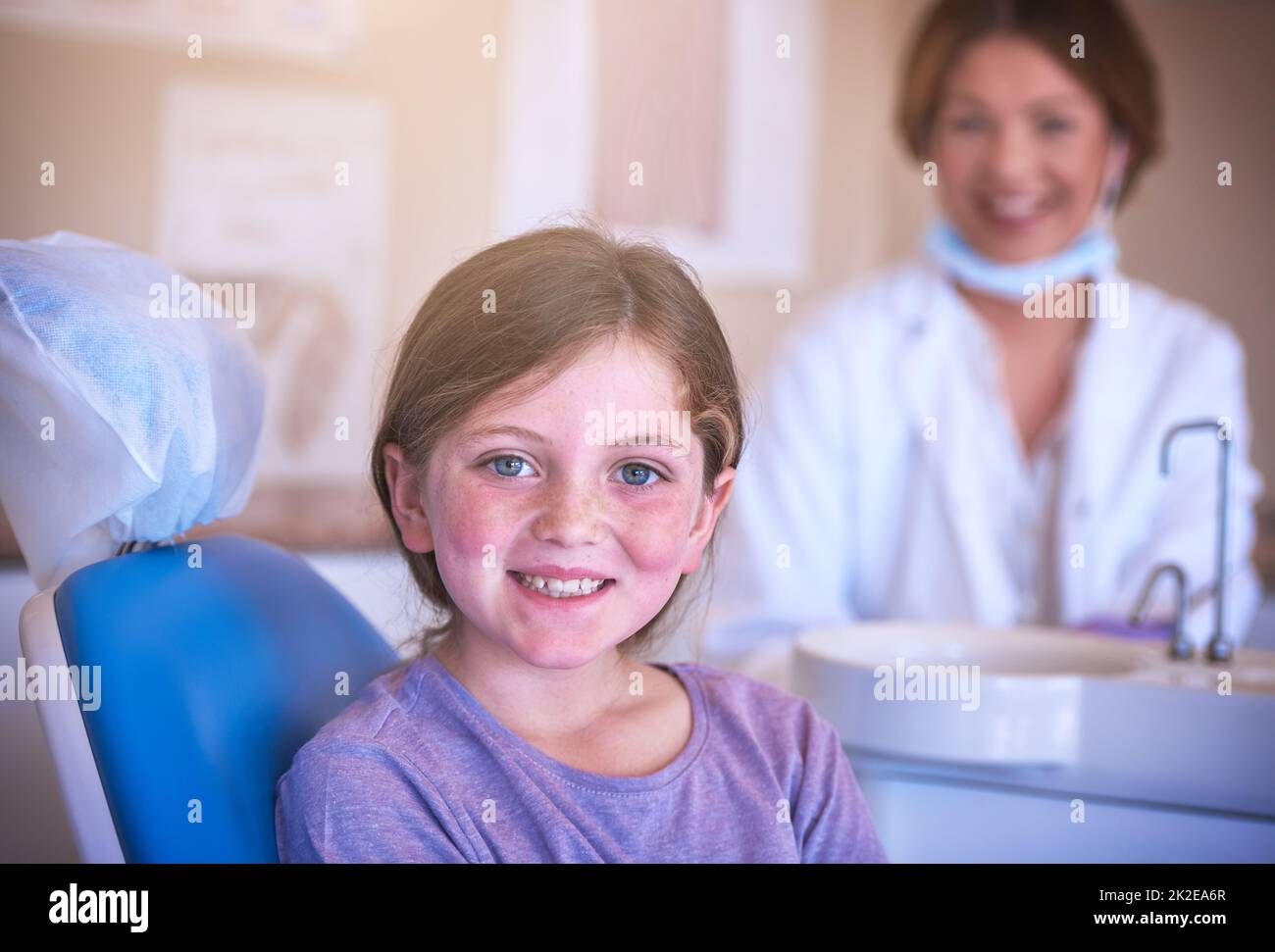 La salute orale è una parte importante di una salute dei bambini. Scatto di una bambina al dentista per un controllo. Foto Stock