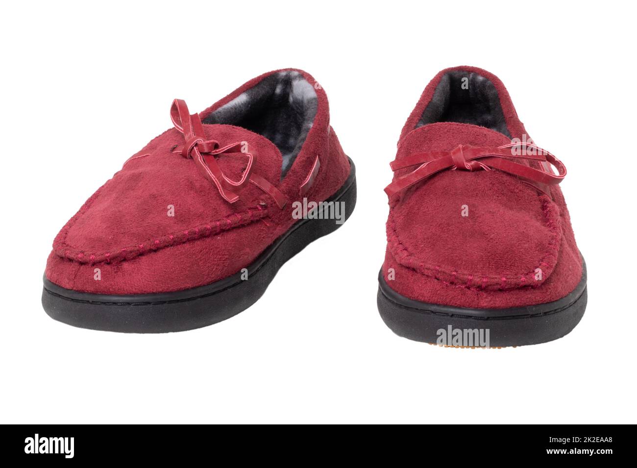 Pantofole isolate. Primo piano di un paio di femmina rosso caldo e morbido accogliente terry casa pantofole isolato su sfondo bianco. Scarpe da donna. Macro. Foto Stock