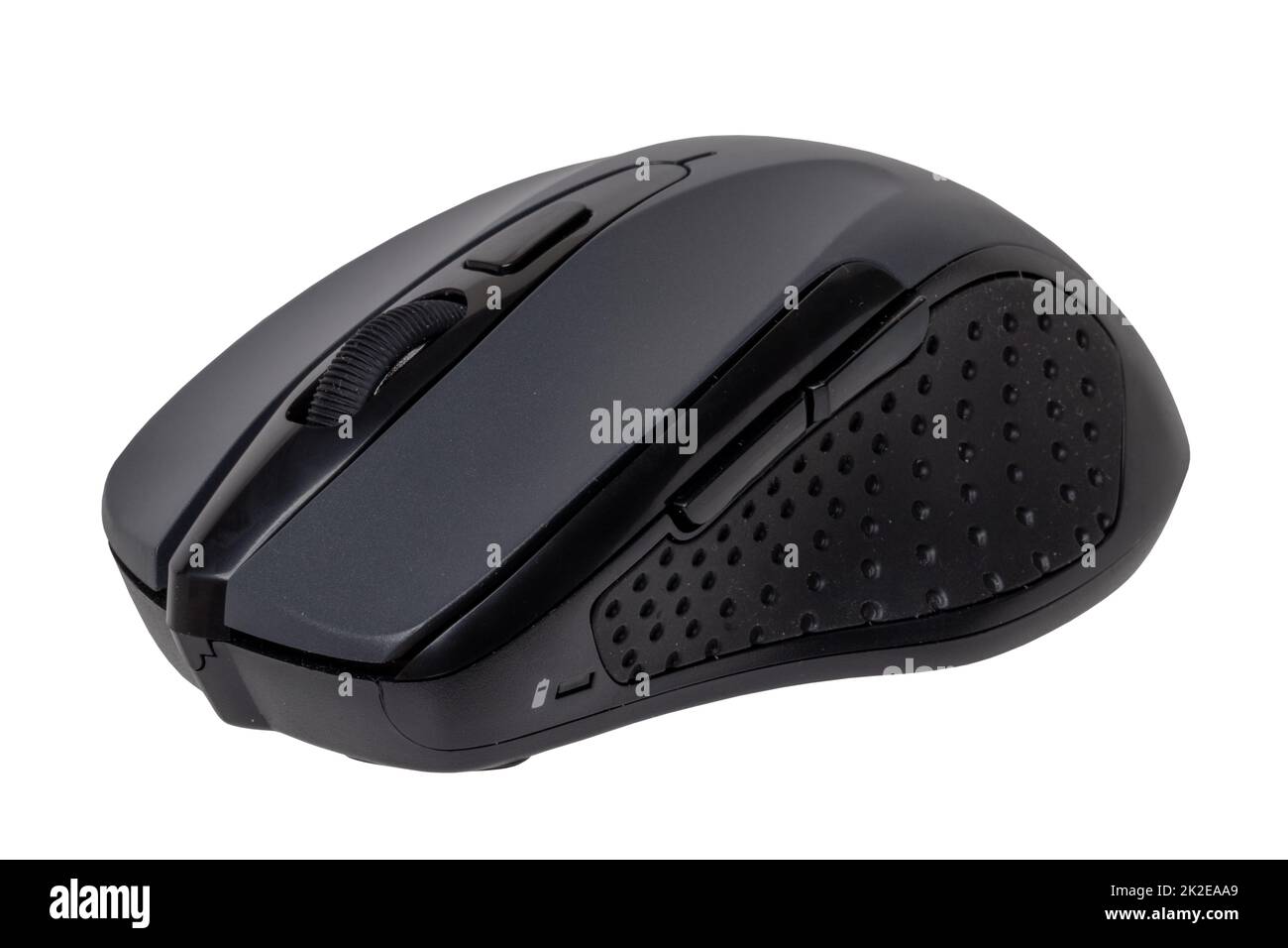 Mouse wireless nero isolato su sfondo bianco. Ufficio domestico, lavoro remoto durante la pandemia della corona. Tracciato di ritaglio. Macro. Foto Stock