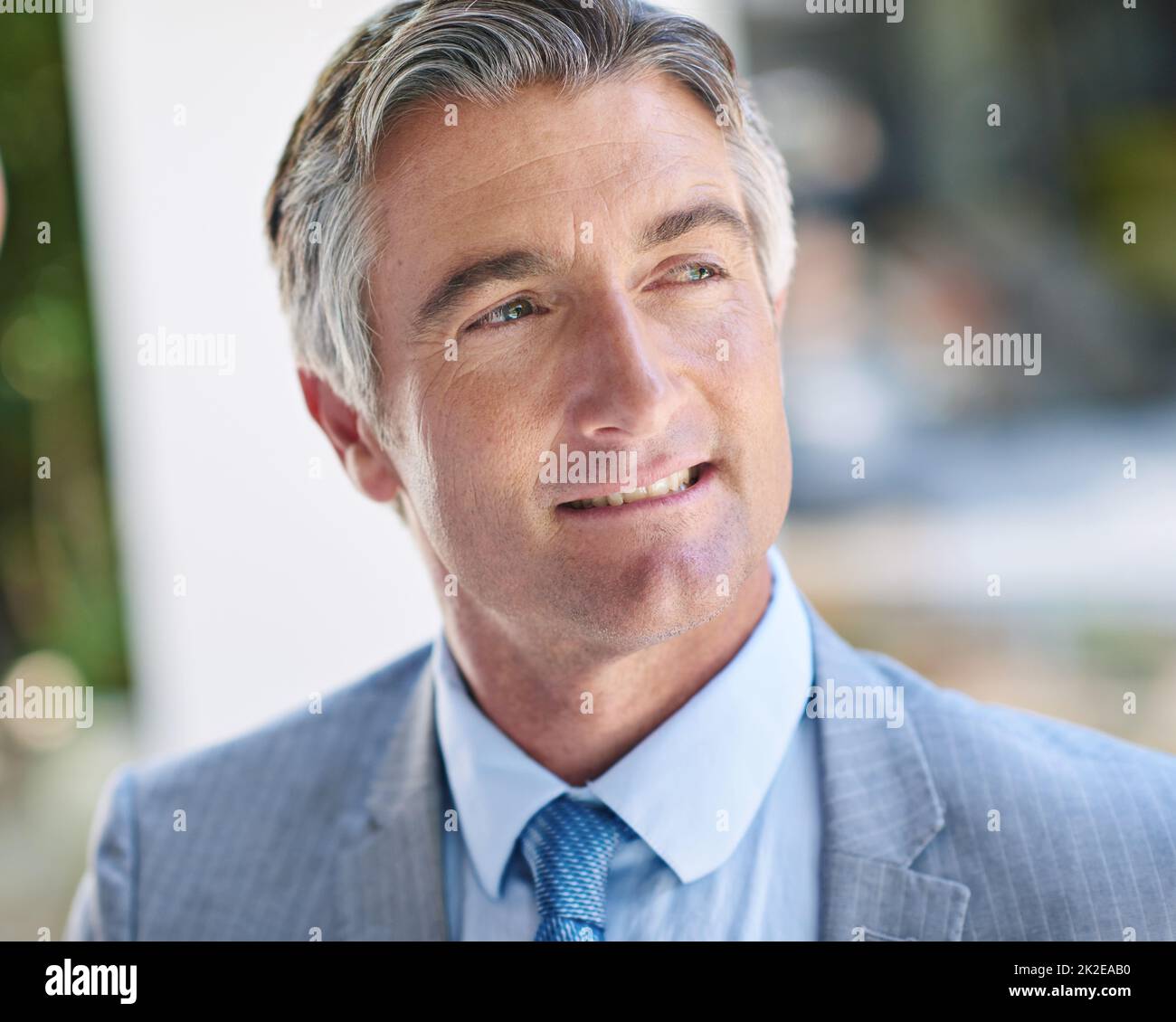 HES un uomo fatto da sé. Shot di un uomo d'affari maturo e attento che si alza fuori. Foto Stock