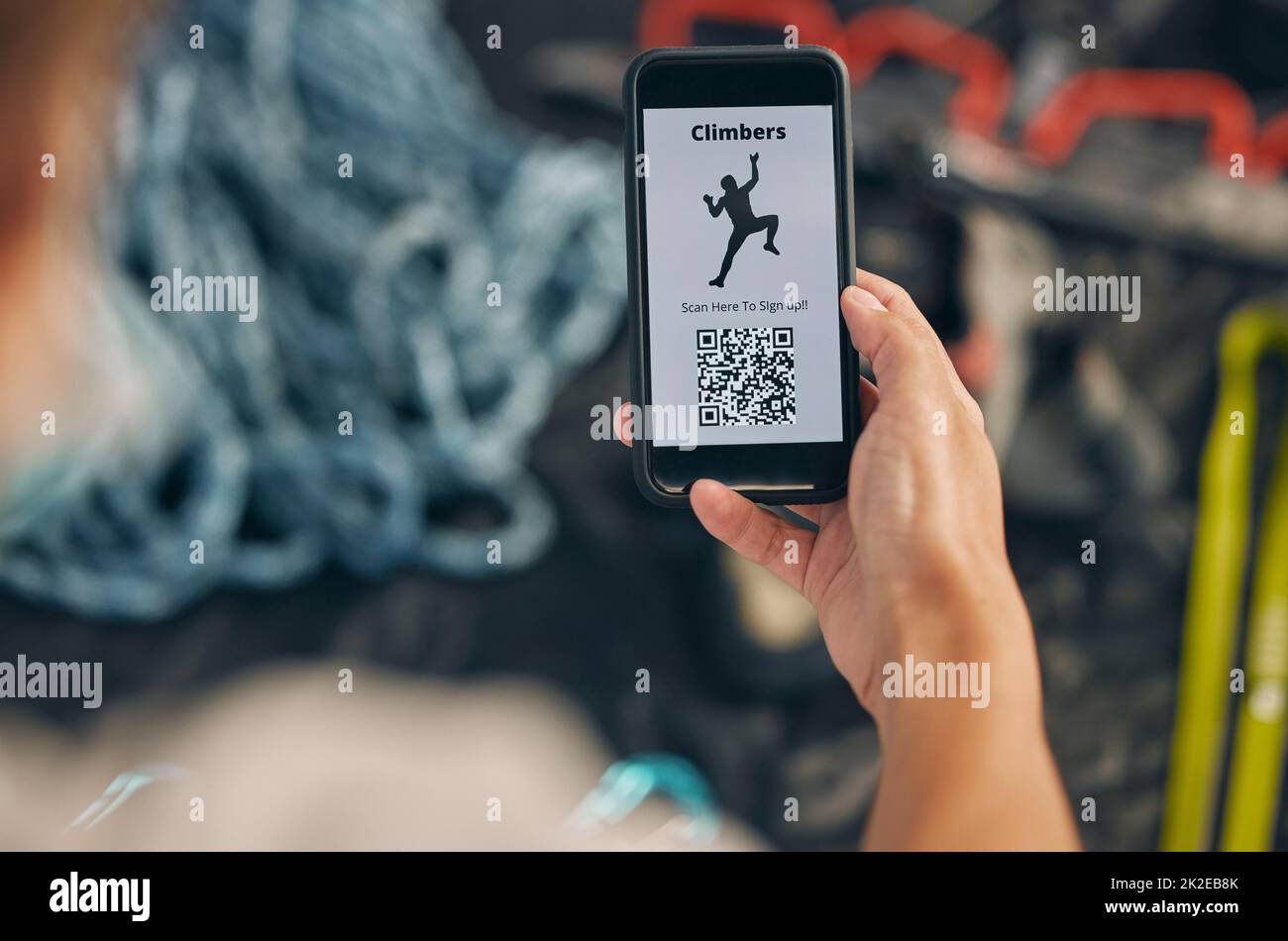 Codice QR telefono, mano e arrampicata iscrizione su 5G internet per escursioni avventura o trekking nella natura. Mani di una persona che si iscrive, scansione e codice a barre per Foto Stock