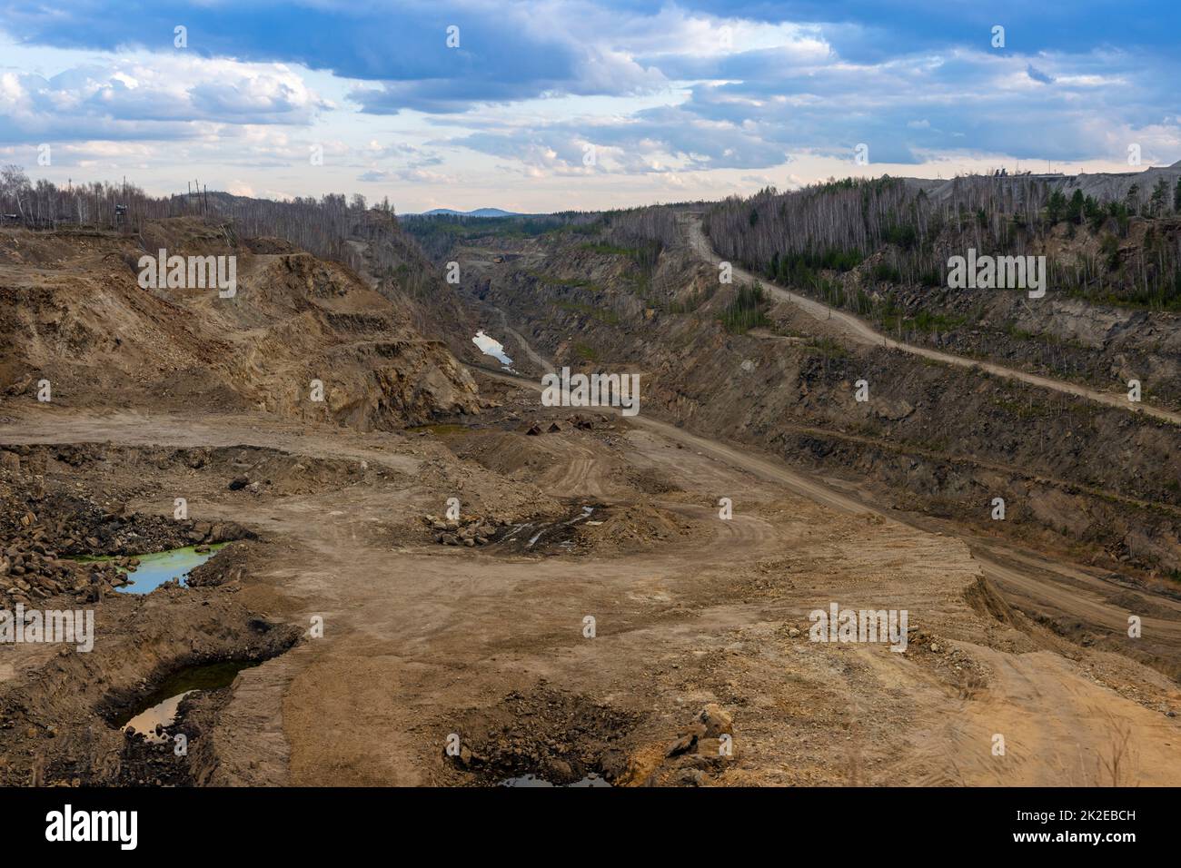 La produzione di grafite. Contesto industriale. Cava profonda per l'estrazione di minerali. Foto Stock