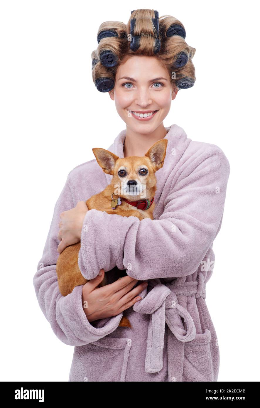 La doccia era fresca. Ritratto di una giovane donna felice che tiene il suo cane in piedi in un accappatoio. Foto Stock