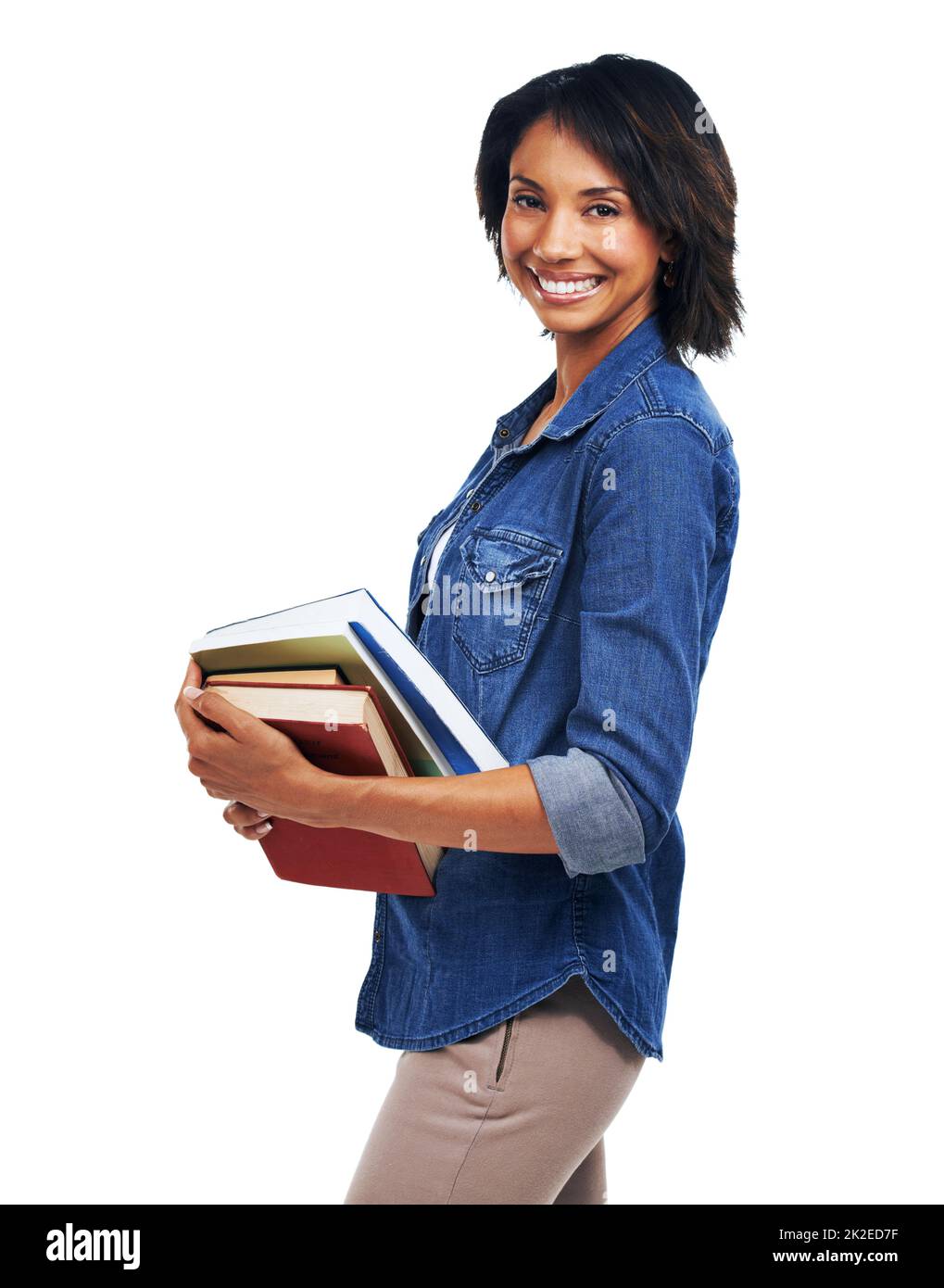 Amante del libro. Una bella giovane donna che porta libri mentre è isolata su uno sfondo bianco. Foto Stock
