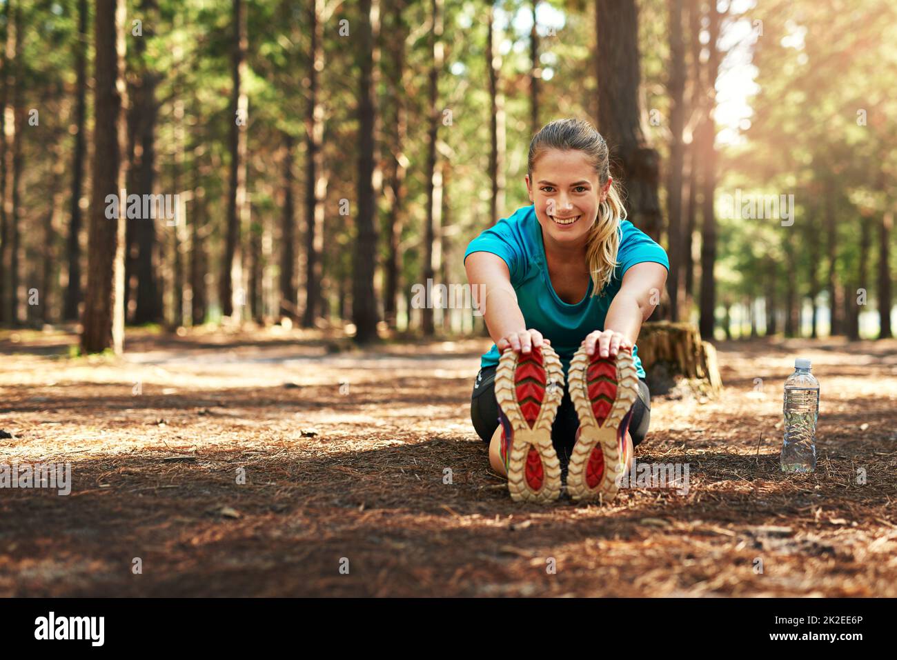 Stretching è la parte più importante. Shot di una giovane donna sportiva che fa esercizio di stretching mentre fuori in natura. Foto Stock