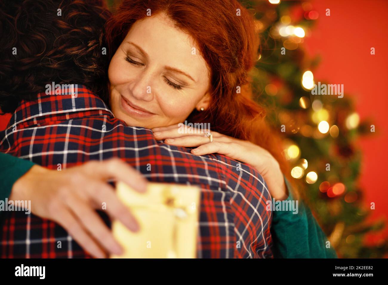 Gratitudine espressa al donatore. Scatto di una giovane donna che abbraccia il suo ragazzo dopo aver ricevuto un regalo da lui. Foto Stock