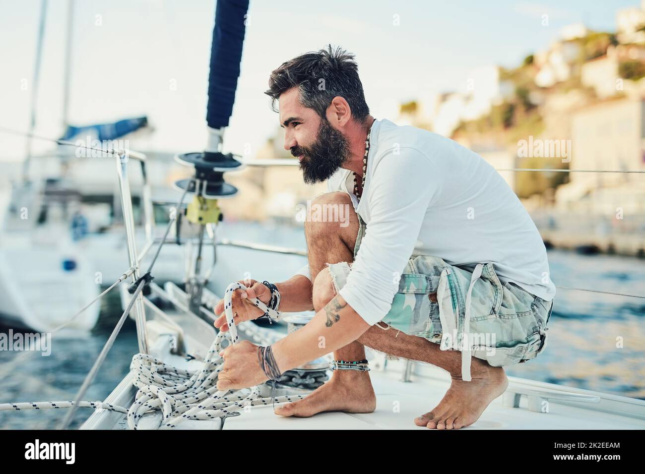 Qui è dove youll trovarmi nel mio tempo libero. Scatto di un uomo maturo in barca a vela in una mattinata di sole. Foto Stock