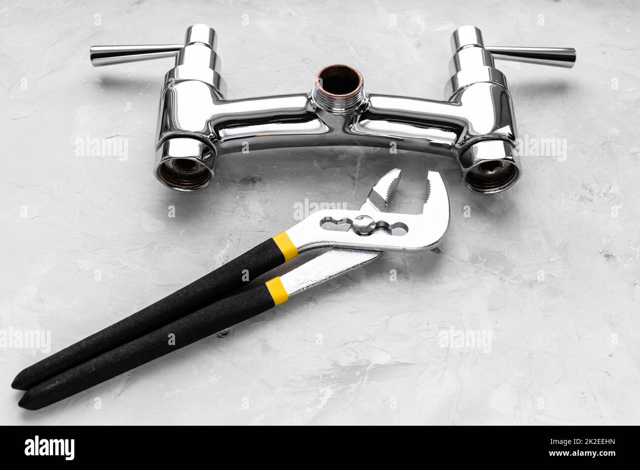 chiave vicino alla valvola del rubinetto della doccia smontata Foto Stock