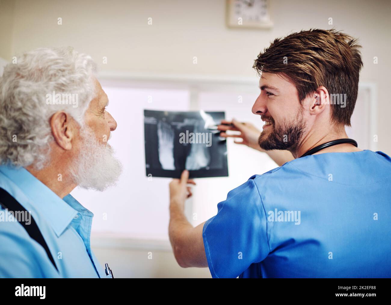 Vedi theres niente di cui preoccuparsi. Shot di un giovane medico e del suo paziente anziano che guardano insieme una radiografia. Foto Stock
