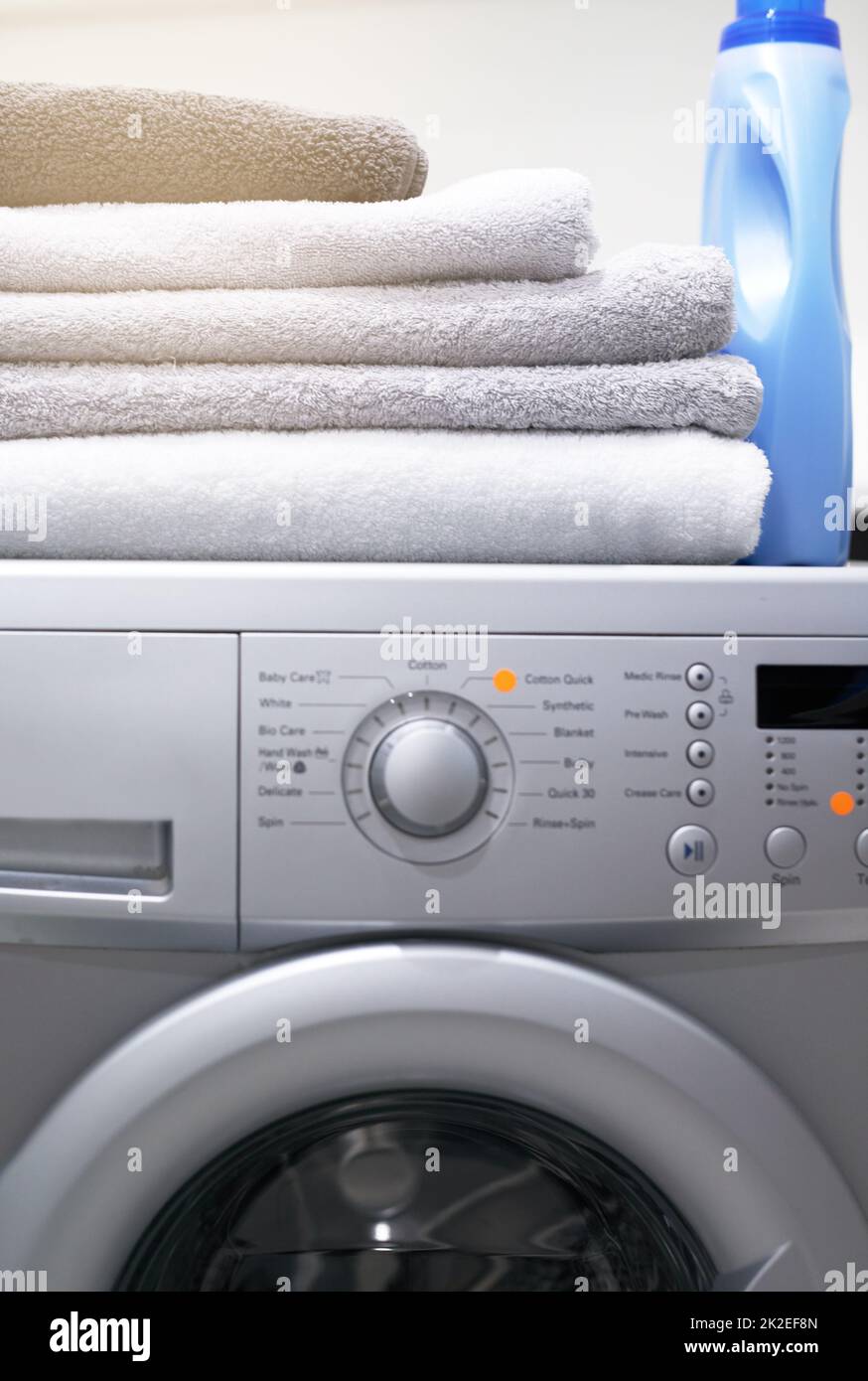 Funzionalità impeccabile per le tue esigenze di lavanderia. Shot di una  lavatrice con asciugamani piegati e detersivo sopra di esso Foto stock -  Alamy