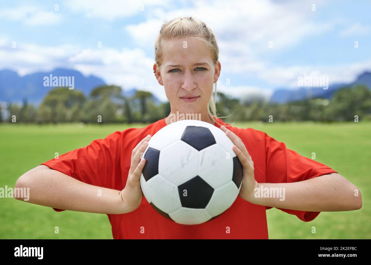 Concentrarsi sul gioco. Ritratto di un determinato giocatore di calcio femminile. Foto Stock