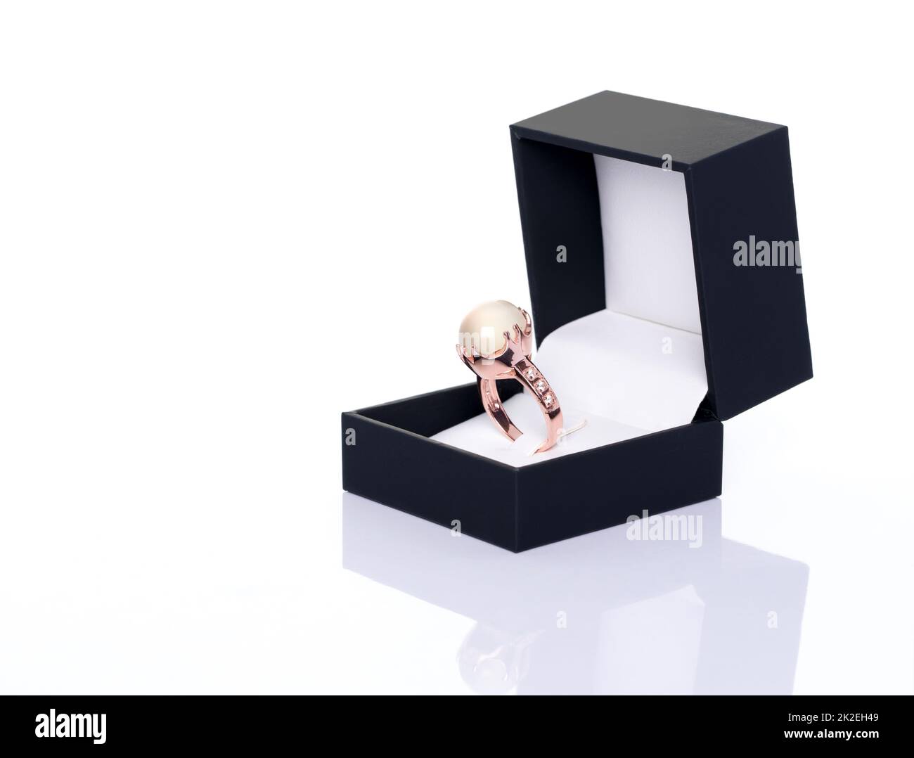 Anello in pietra di luna e diamanti in scatola di gioiello blu scuro. Collezione di accessori per gemme naturali. Foto studio Foto Stock