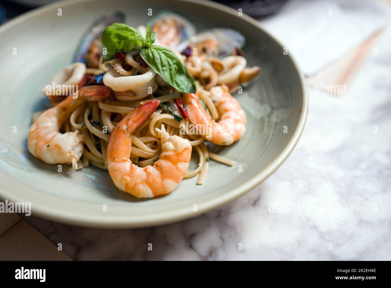 Linguine ai frutti di Mare. Pasta di pesce su piatto. Foto Stock