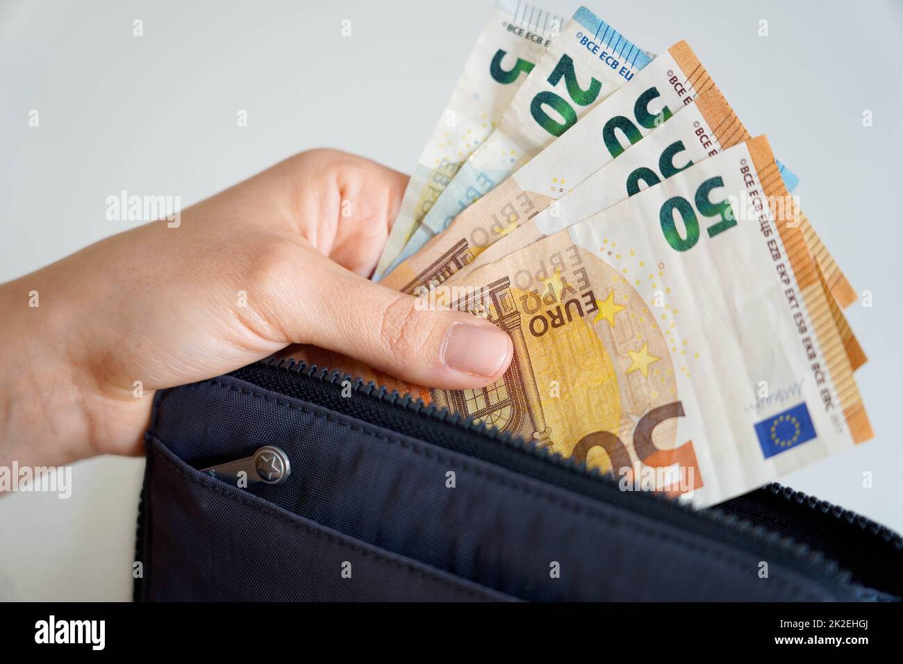 Aumento dei prezzi. Prelievo manuale di banconote in euro dal portafoglio. Recessione. Crisi finanziaria. Foto Stock