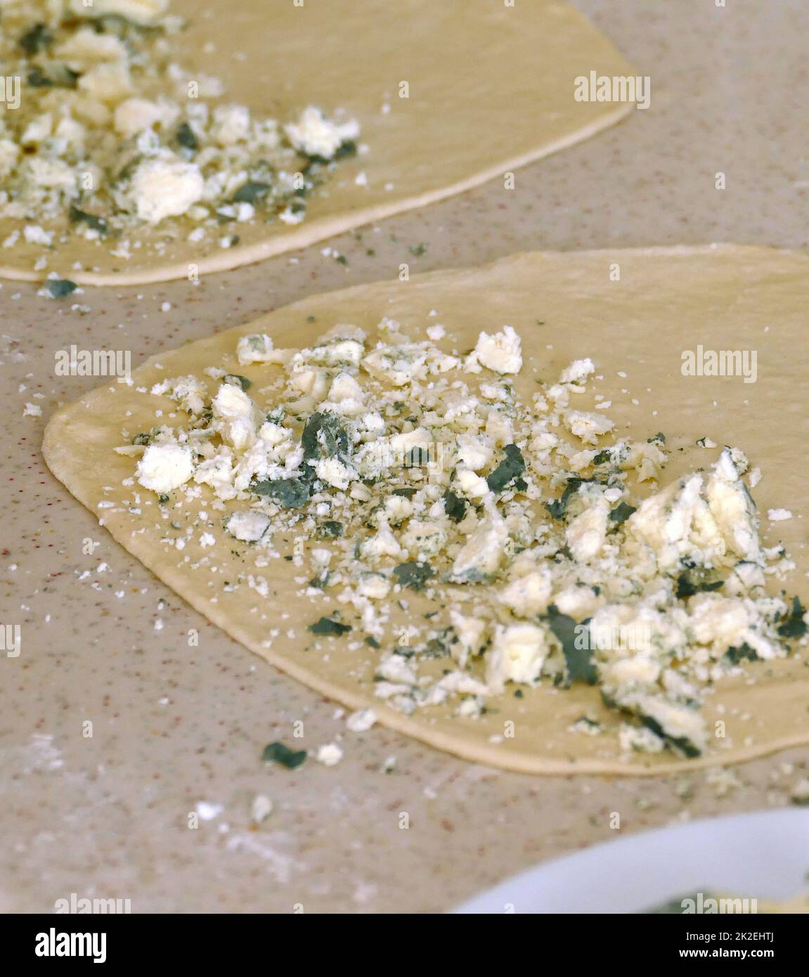 Formaggio ammuffito in un piatto, formaggio verde ammuffito Foto Stock