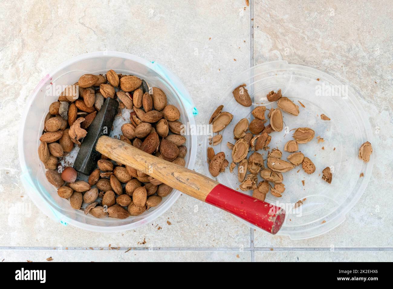 rompere le mandorle sgusciate a secco con il martello. martelli e mandorle  secche Foto stock - Alamy