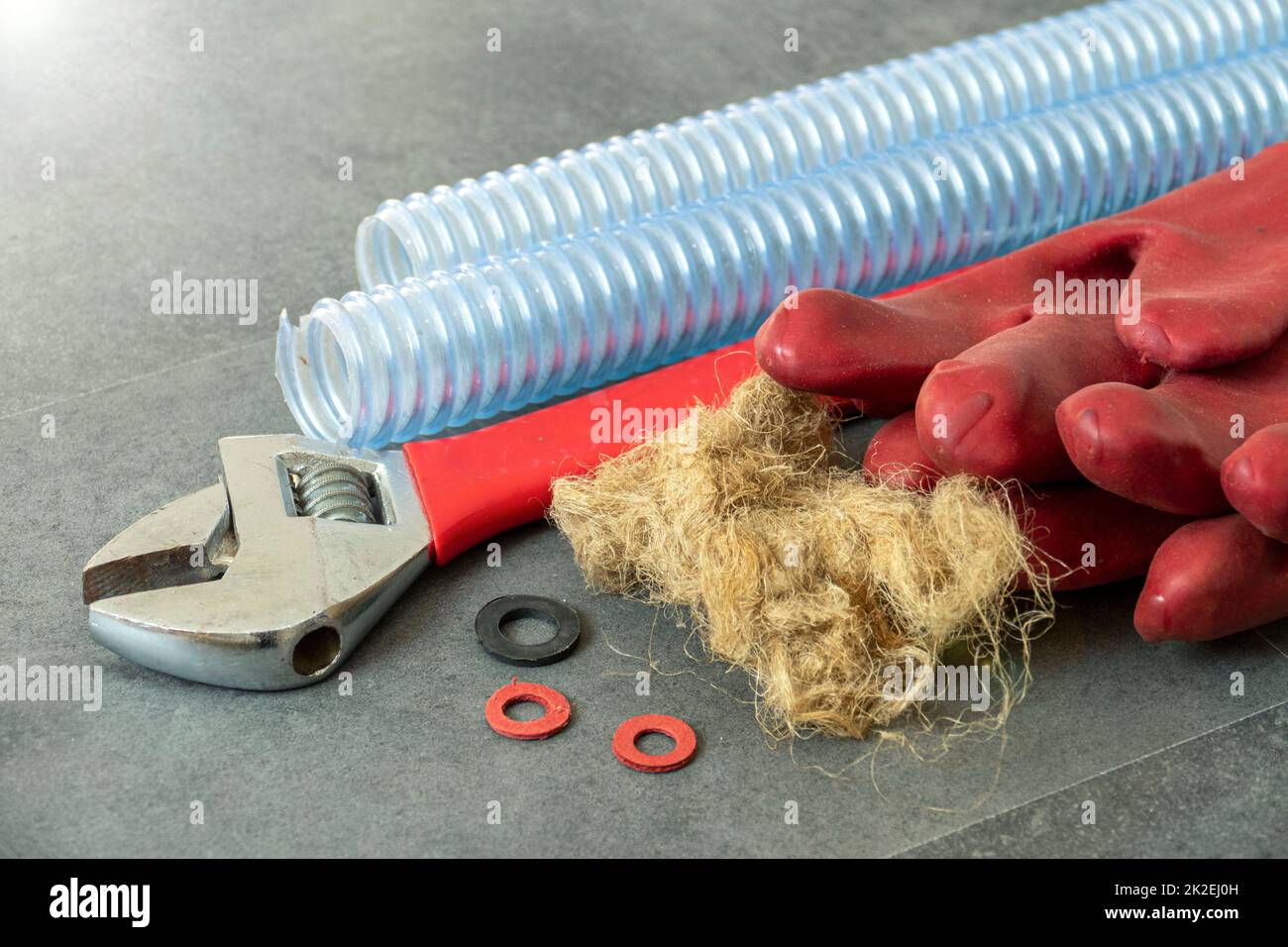 tubo di scarico cucina seghettata e chiave,-impianti idraulici-materiali idraulici- Foto Stock