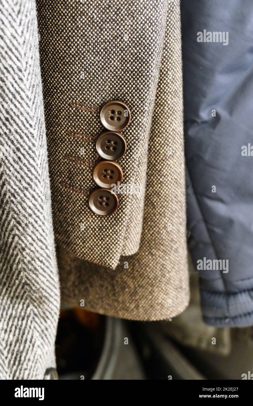 i gemelli della giacca appesi nell'armadio sono visibili, primo piano giacca-giacca Foto Stock