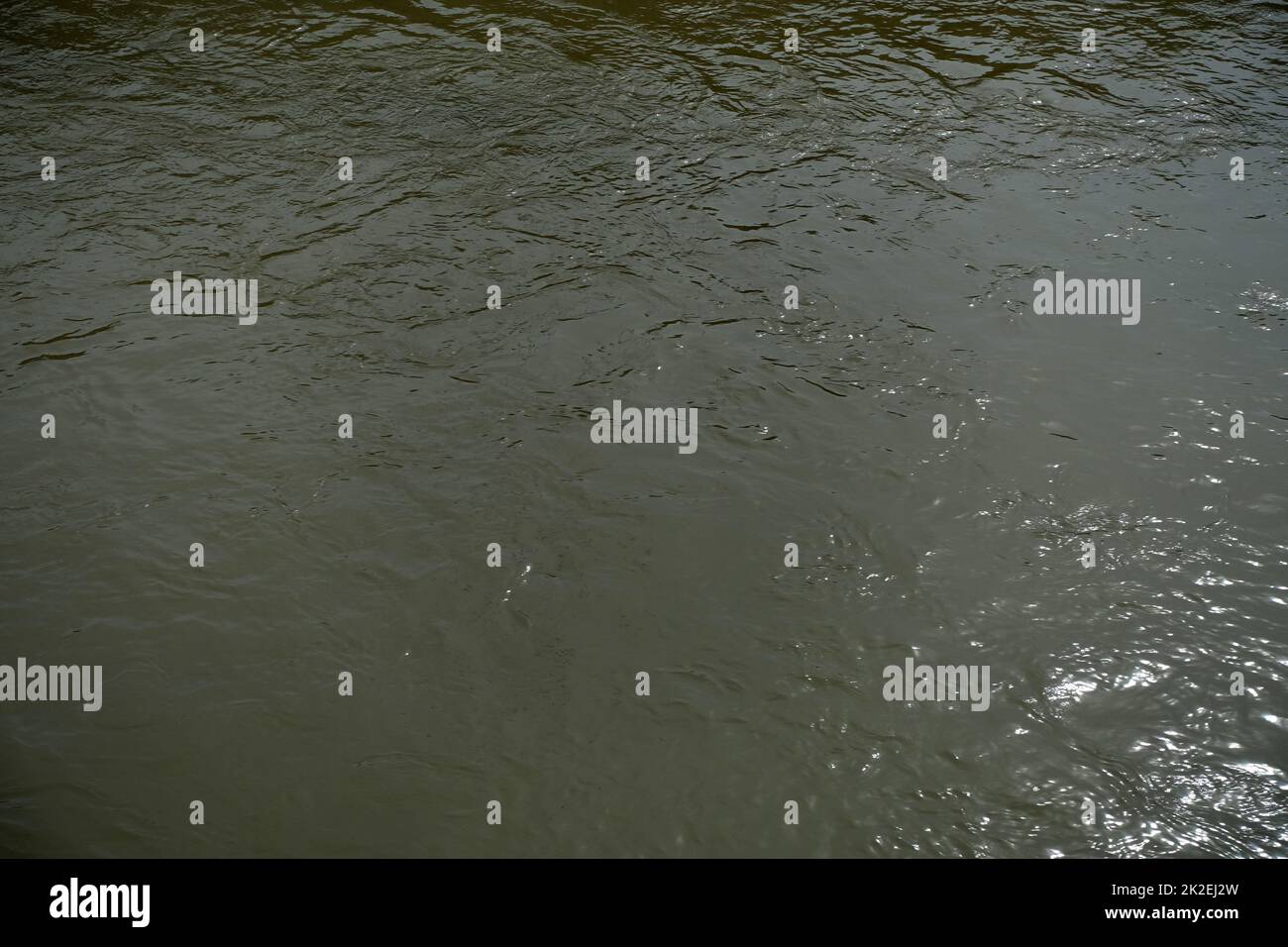 acqua torbida, primo piano acqua fangosa di un ruscello Foto Stock