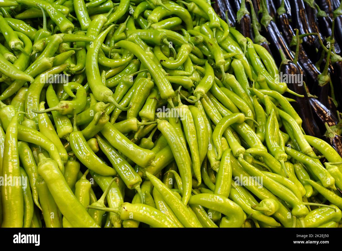 Reparto di alimentari, pepe verde fresco in vendita, grande quantità Foto Stock