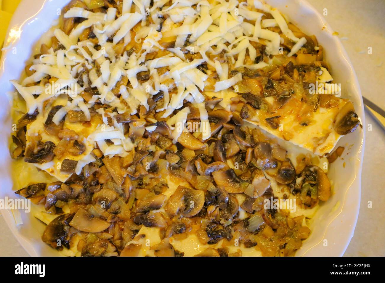 Cucina casagne di funghi fatti in casa con formaggio, vista dall'alto, sfondo di cibo delizioso Foto Stock