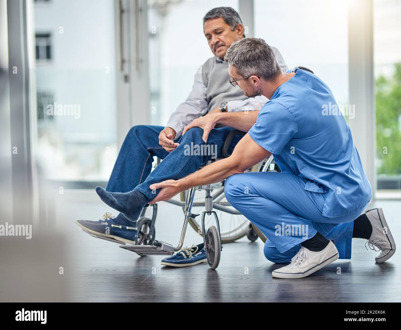 Quando i vostri giunti appena arent che cosa hanno usato essere. Shot di un'infermiera che aiuta un uomo anziano in sedia a rotelle. Foto Stock