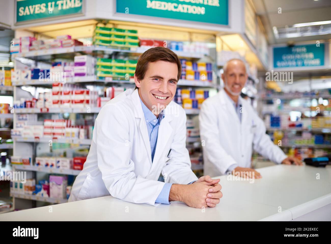 La vostra farmacia one-stop per tutti i vostri essenziali per la salute. Ritratto di due farmacisti maschi che lavorano in un chimico. Foto Stock