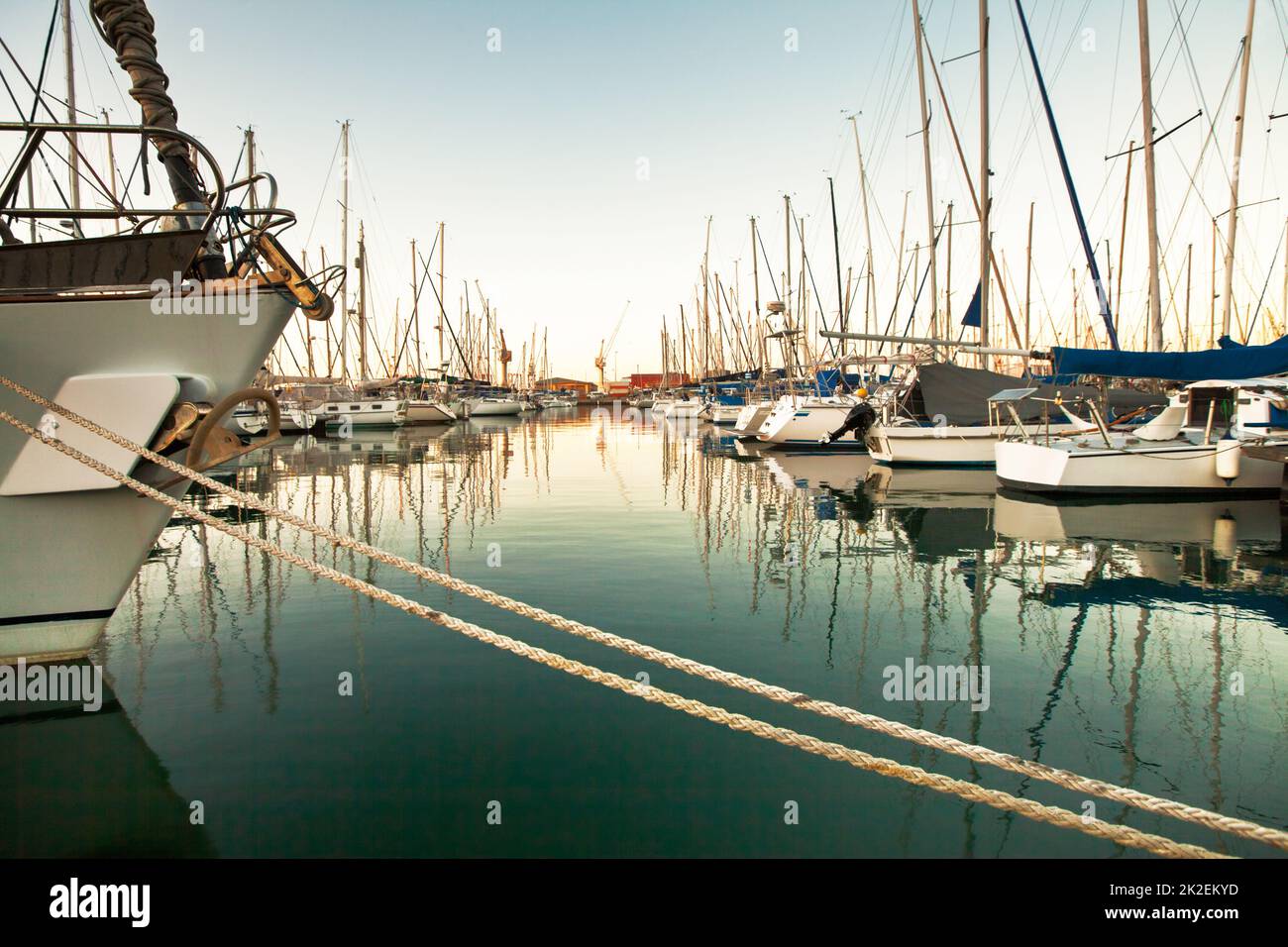 Porto sicuro in un mondo tempestoso. Una foto di un porto con navi ancorate. Foto Stock