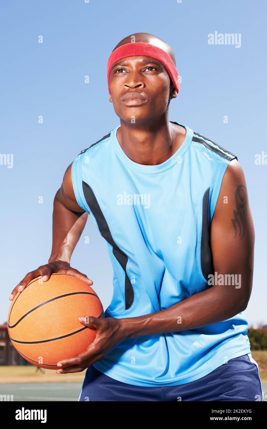 Ive ha ottenuto i miei obiettivi in vista. Un giovane giocatore di basket che guarda determinato. Foto Stock