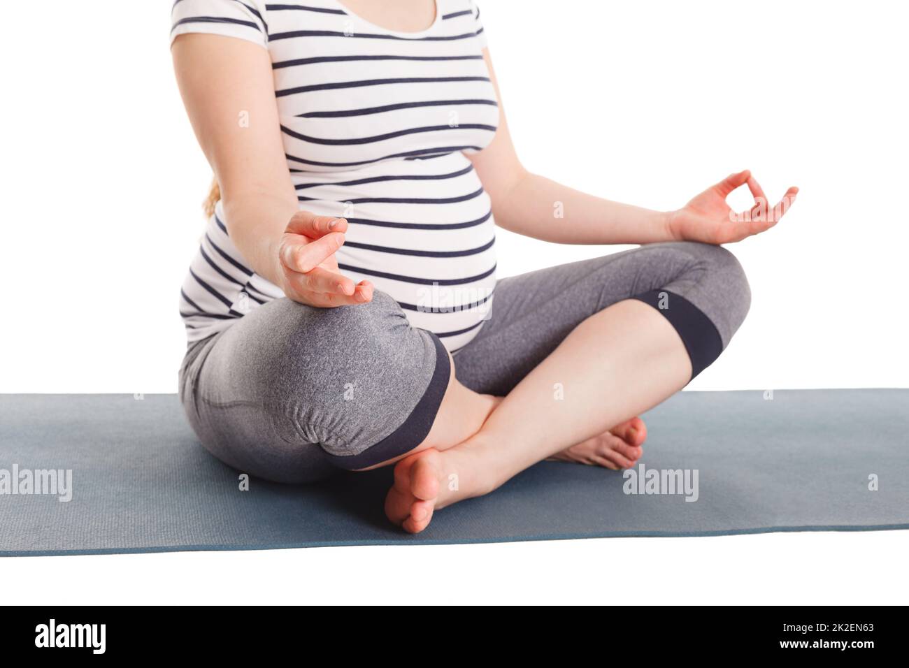 Donna incinta che fa yoga asana asana padmasana con mudra di mento Foto Stock