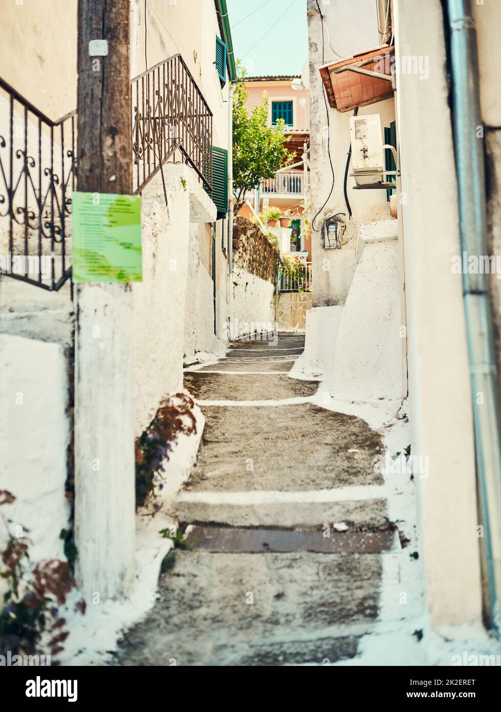 Entra in un villaggio rustico. Foto di gradini tra edifici in un'antica città straniera. Foto Stock