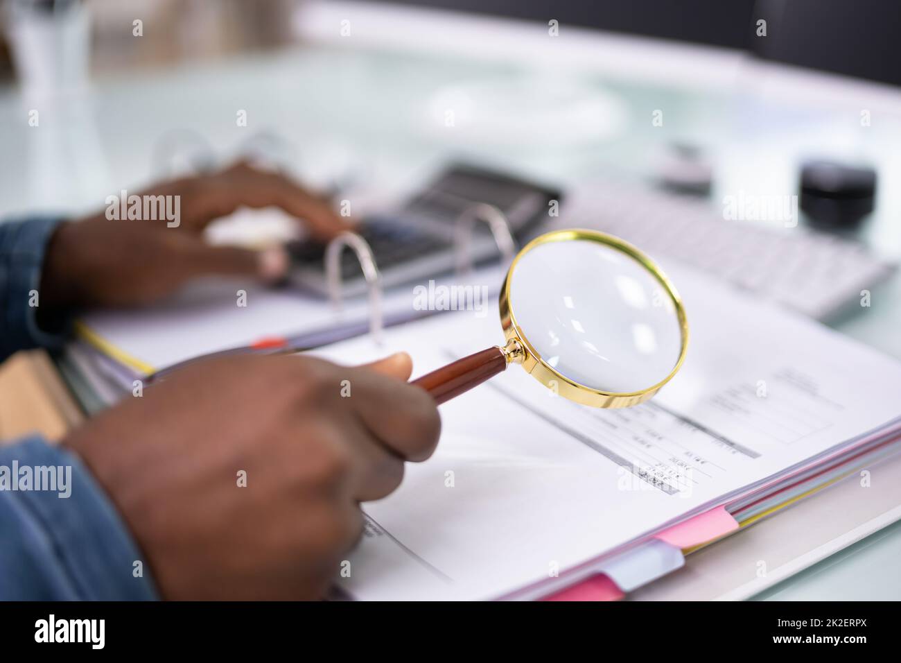Indagine sulle frodi e verifica fiscale. Investigatore o revisore Foto Stock