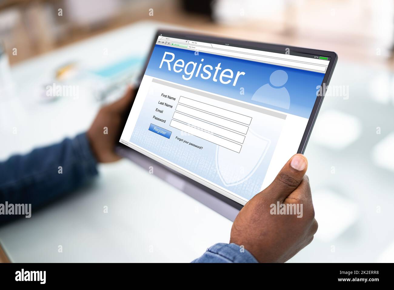 Modulo di registrazione online per la registrazione della mano d'uomo d'affari Foto Stock