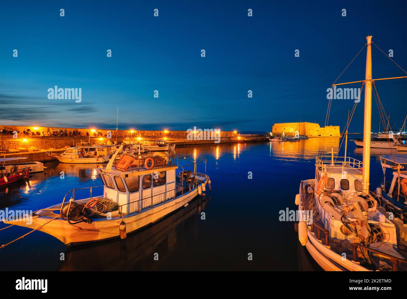 Fortezza Veneziana a Heraklion e barche da pesca ormeggiate, Creta, Grecia Foto Stock