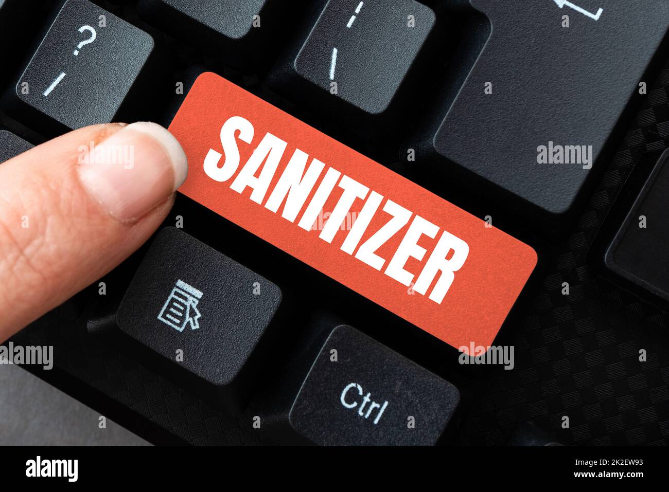Cartello con la scritta igienizzatore. Internet Concept Liquid o gel generalmente utilizzato per ridurre il numero di agenti infettivi che scaricano file e dati online, caricando i codici di programmazione Foto Stock