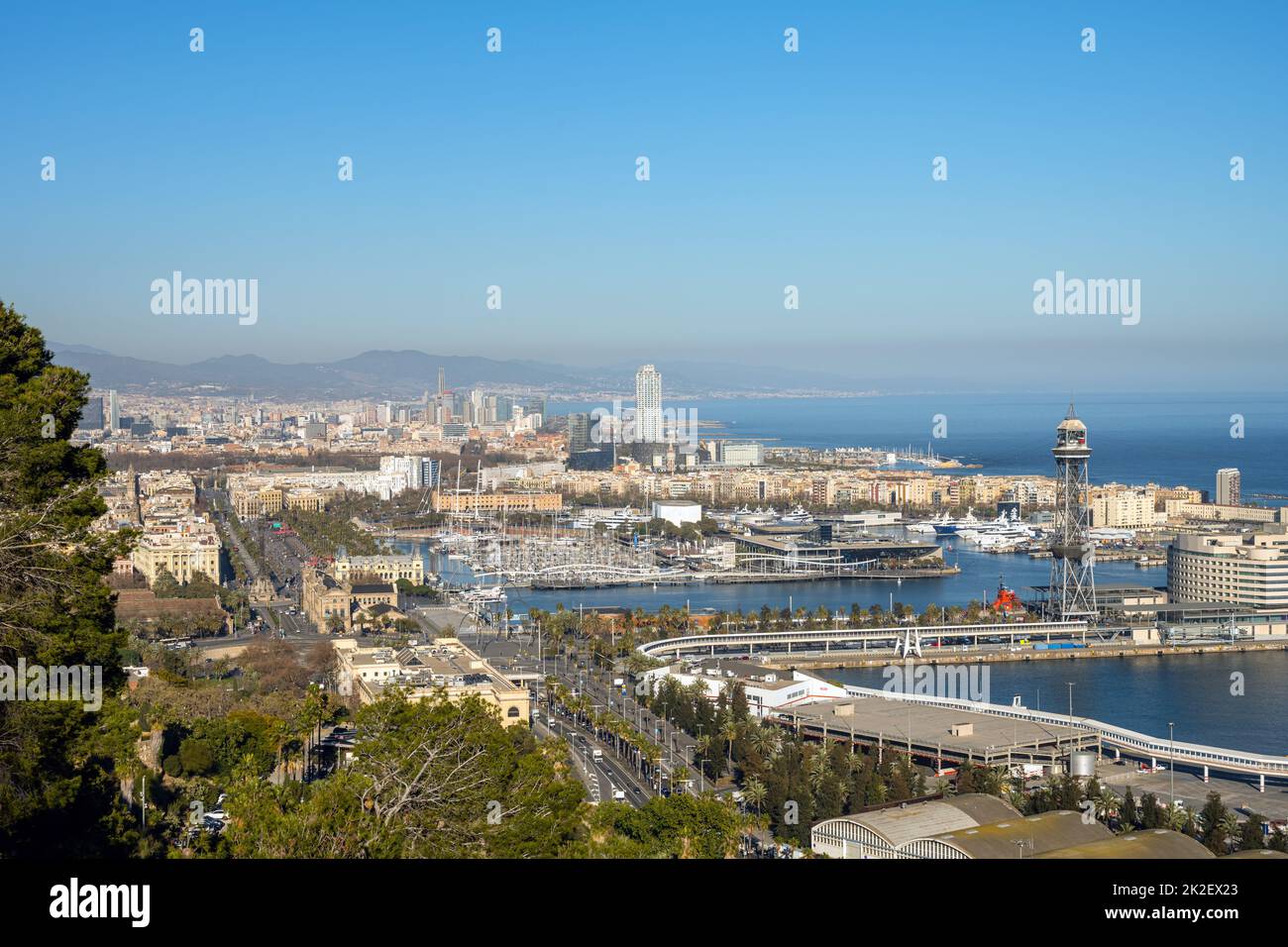 Vista sulla costa di Barcellona in Spagna dal monte Montjuic Foto Stock
