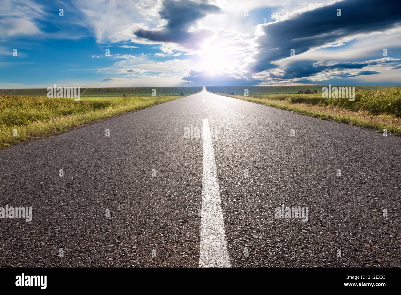 Guida a vuoto verso il sole Foto Stock