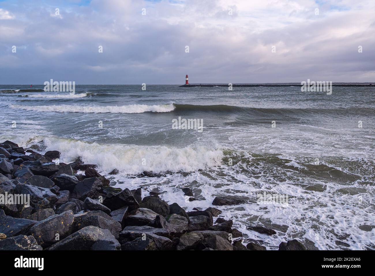 Mole sulla riva del Mar Baltico durante la tempesta Eunice a Warnemuende, Germania Foto Stock