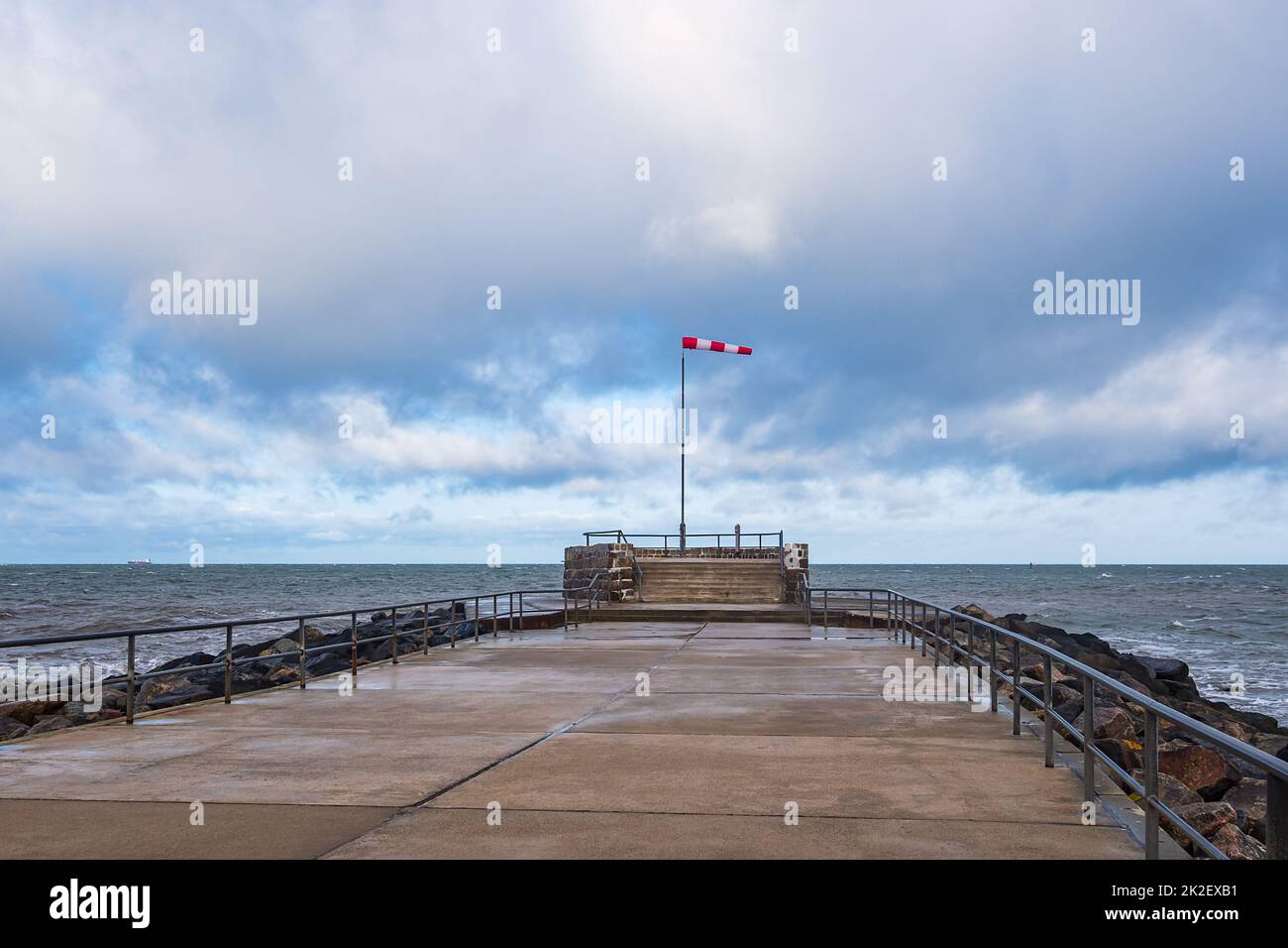 Mole sulla riva del Mar Baltico a Warnemuende, Germania Foto Stock